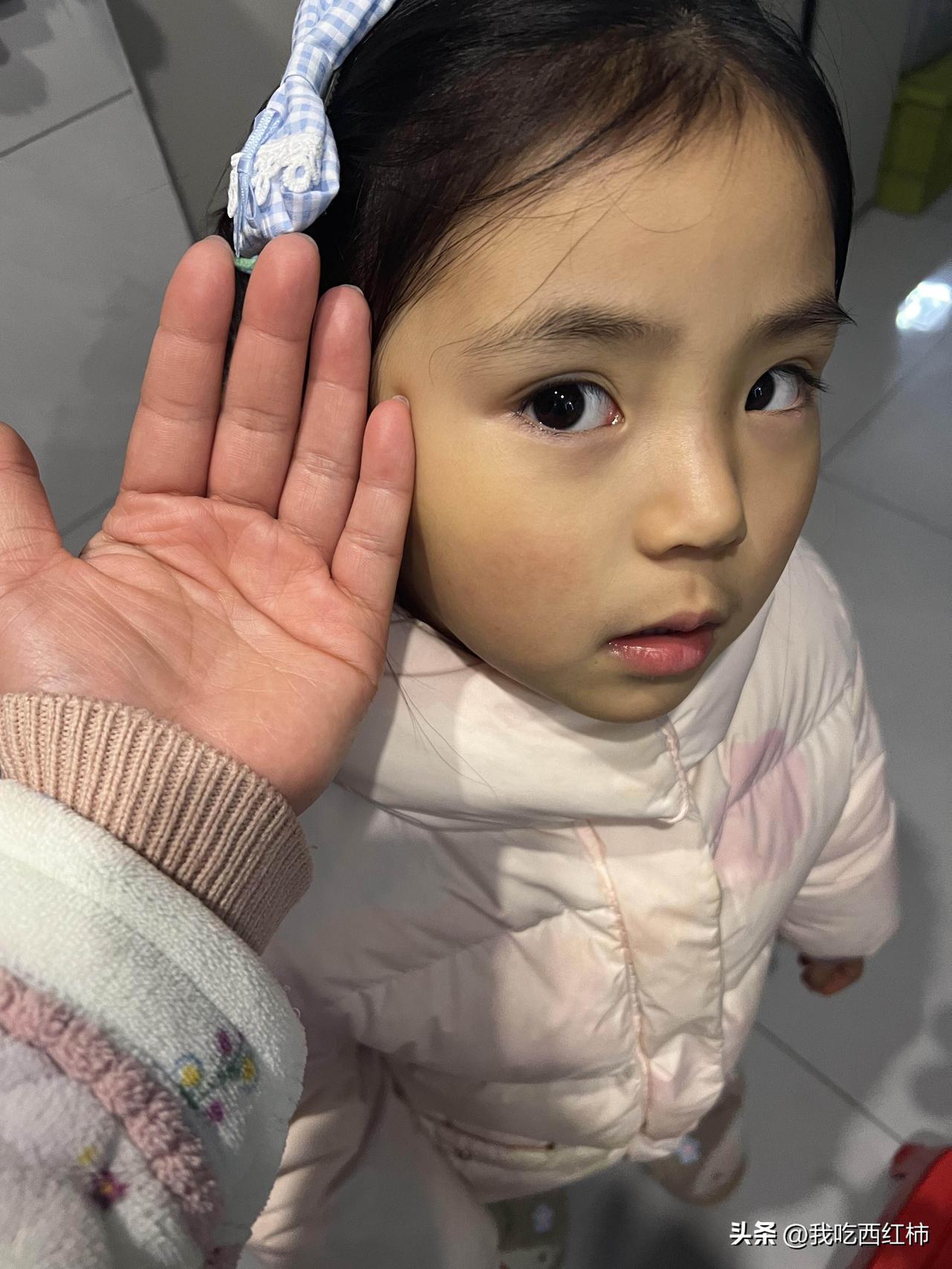 为什么我女儿皮肤这么黄？
记不清前几个月是不是这样，但最近发现她脚底手脸都跟我们