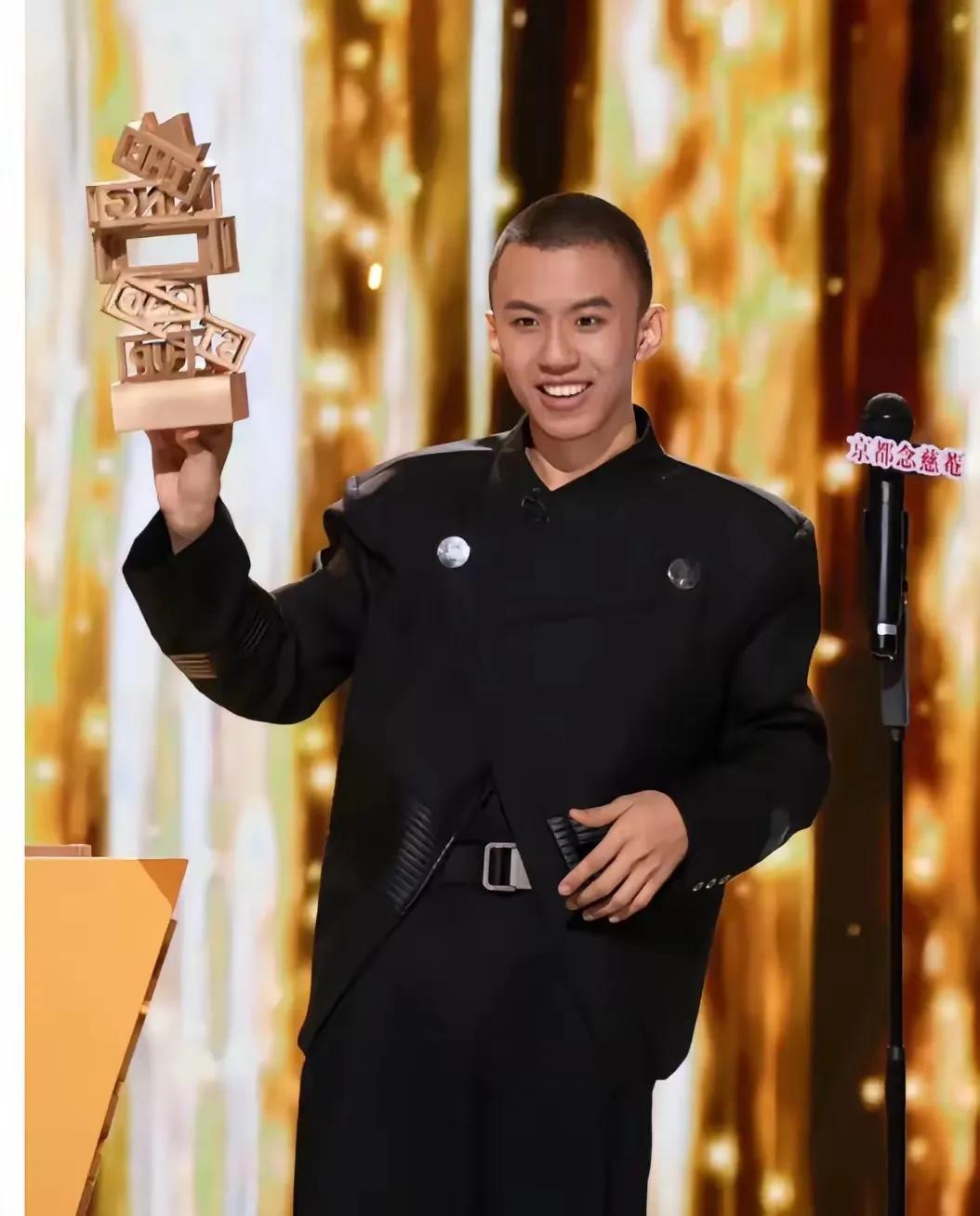 充满passion的他，如果再吃胖一点，还是挺帅的。他是属于豁的出去的脱口秀演员