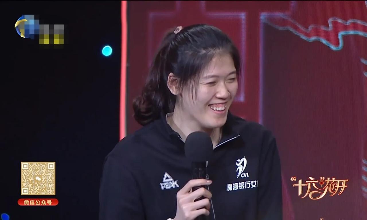 天津女排快问快答太欢乐了[大笑][大笑]
喜欢大家送你什么礼物？盈莹：所有粉色的