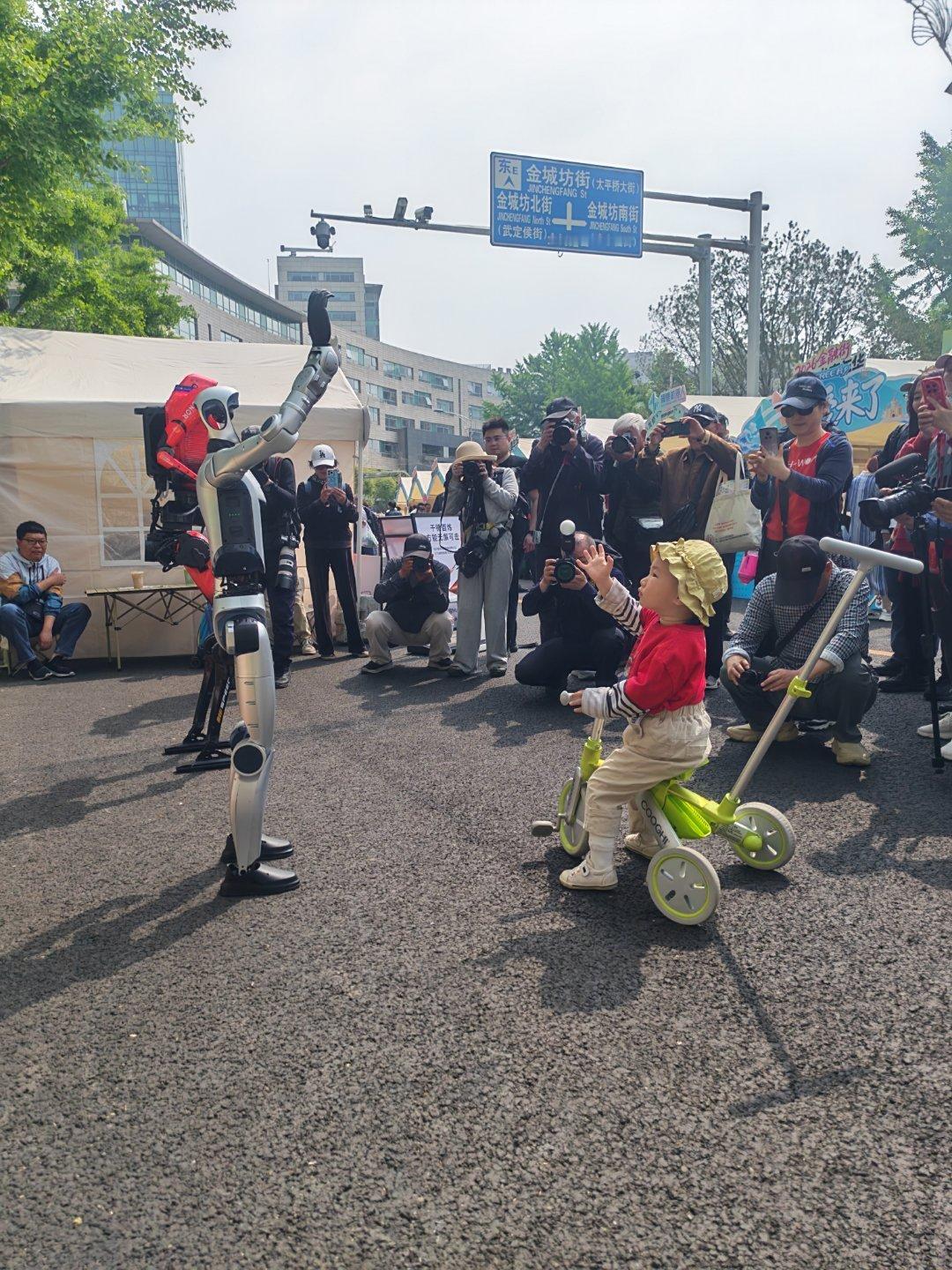 荣耀机器人半马夺冠后亮相金融街，小朋友们太可爱了，好喜欢机器人，和机器人互动，摸