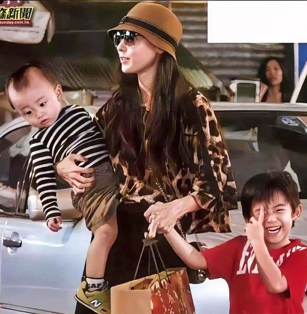 张柏芝与谢霆锋离婚时，Lucas才4岁，Quintus尚且年幼。

十余年间她独