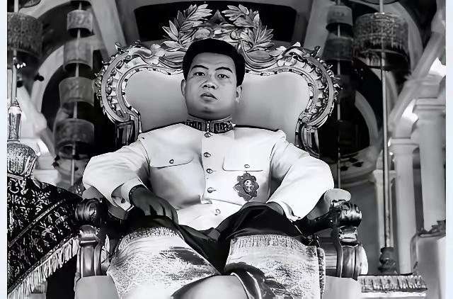 1941年，金边王宫，19岁的西哈努克刚登基，庆典仪式上，他目光落在蓬珊莫尼公主