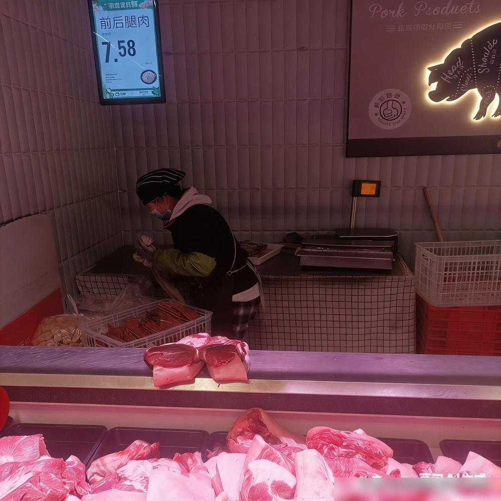 变天了，三天前超市猪肉还是10.5元一斤。

今儿去超市转了圈，猪肉价直接“跳水
