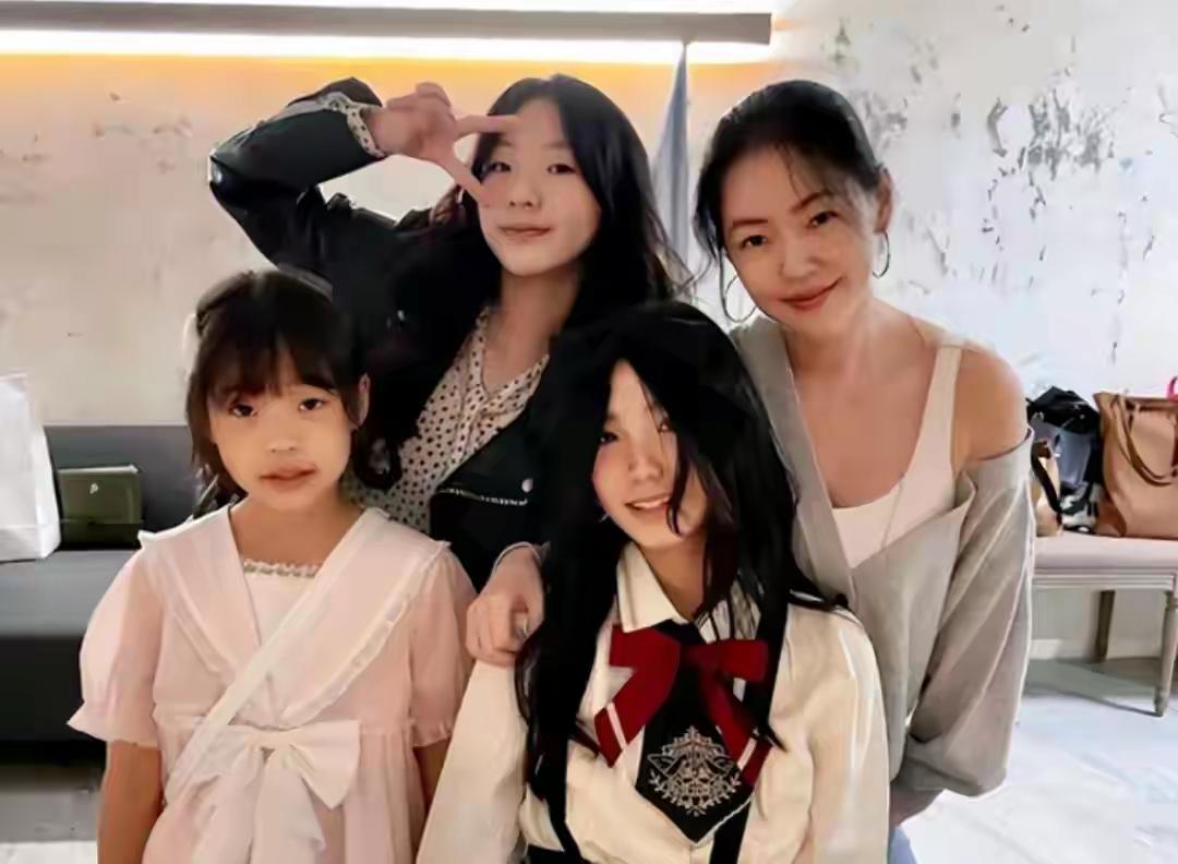 小S当年生完大女儿不想带，是姐姐大S帮忙带了一年，甚至大女儿Lily喊第一声妈妈