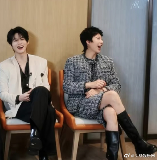 张凌赫让丁程鑫周柯宇靠他肩上刘宇宁笑倒在周柯宇怀里开始推理吧开推4录到后面大家的