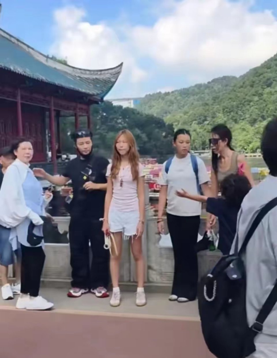 蔡少芬、张晋夫妻俩带着孩子现身贵州游玩，女儿染了一头金发，看起来一家人十分开心 