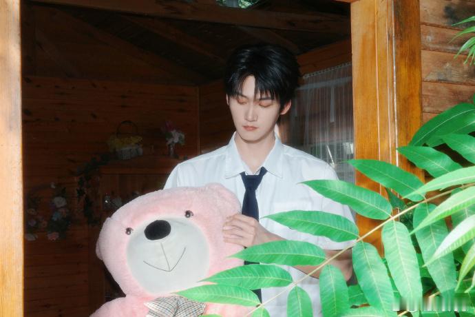 周柯宇夏日校服少年感夏日限定周柯宇 周柯宇留存盛夏美好瞬间，木屋花丛多角度抓拍，