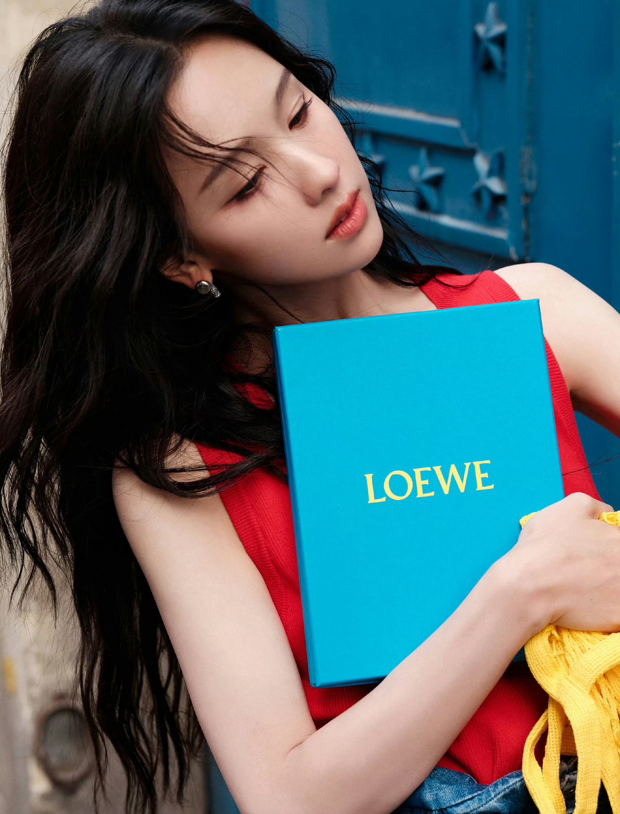 陈都灵巴黎街拍 陈都灵身穿Loewe 2026春夏系列亮相品牌2026春夏大秀！