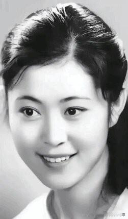 这张照片，你们能认出这位女主人公是谁吗？她美得自然，纯洁而天然，笑起来宛如一朵盛