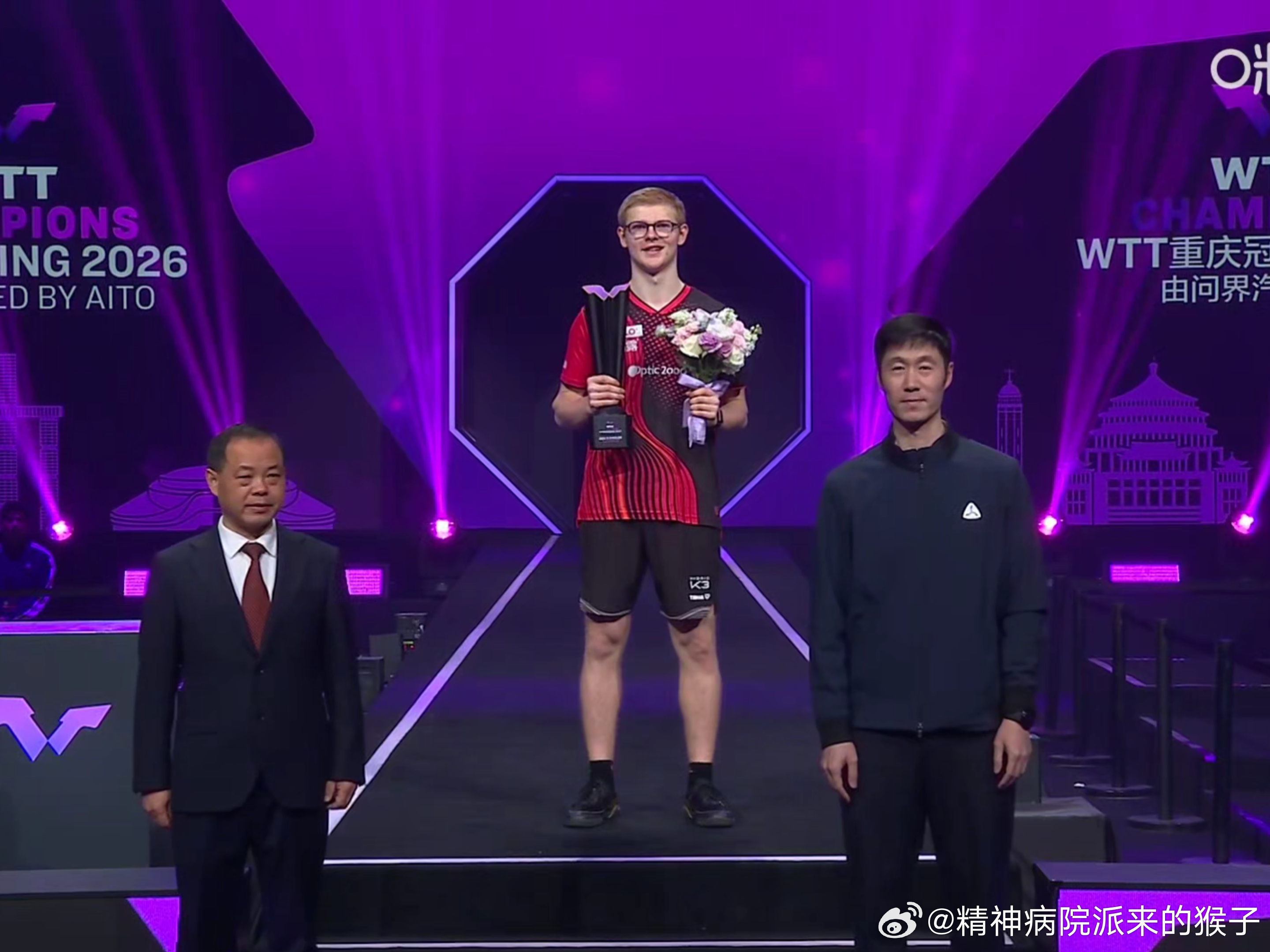 温瑞博vsF勒布伦 王励勤作为颁奖嘉宾为男单冠军菲利克斯勒布伦颁发奖杯🏆 