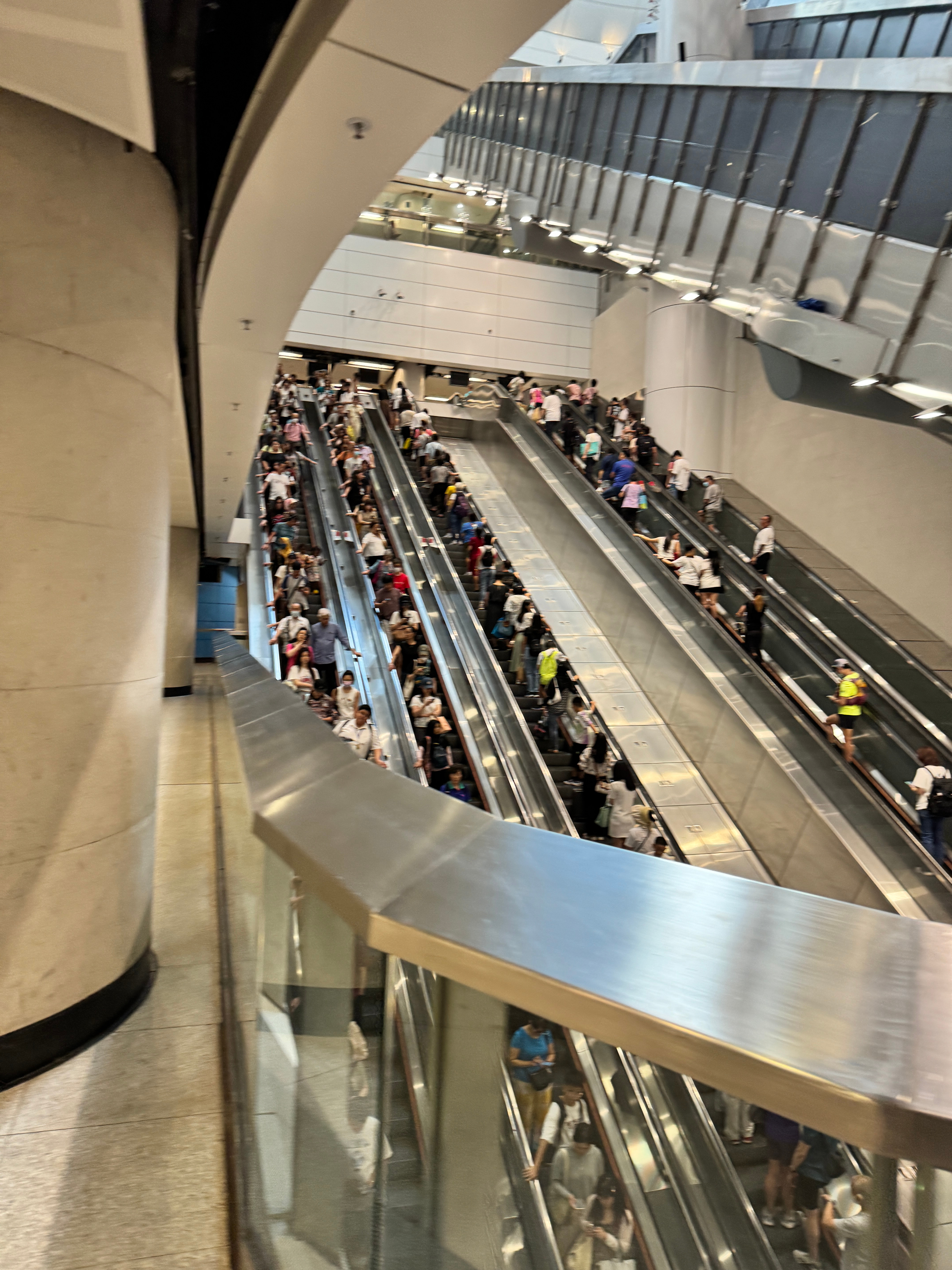 港铁的钢筋水泥建筑真的很高很深，常常要走走很多路程才能坐得上。 ​​​