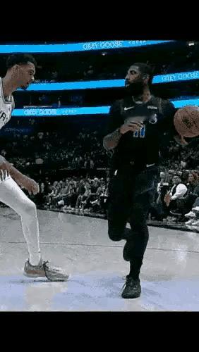 看似世界性难题，有时候破解起来很简单。
文班亚马现在是NBA炙手可热的人物，全联
