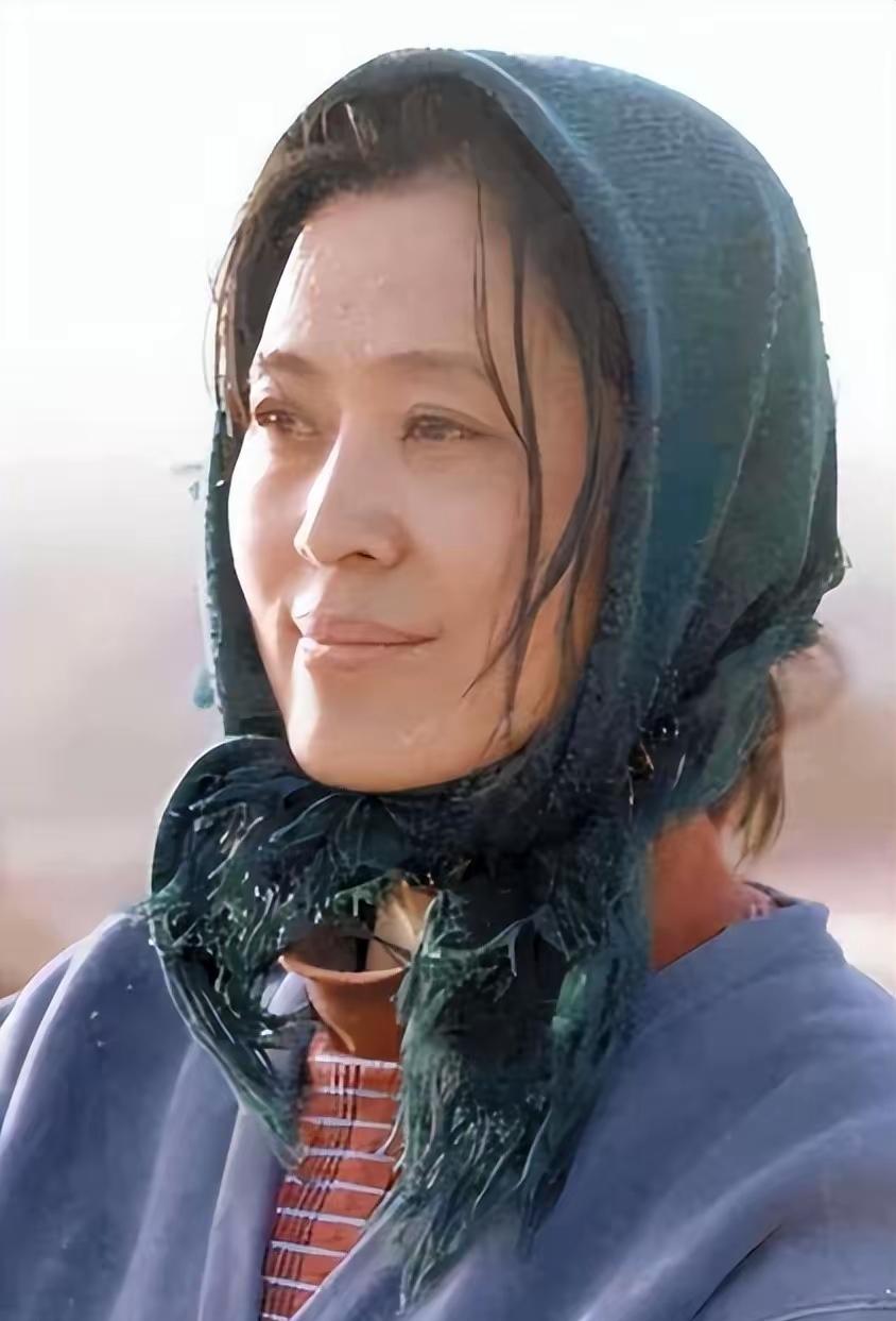 我给奶奶看了倪萍的照片。
奶奶沉默了很久，突然说了一句：“这个女的，是不是最近失