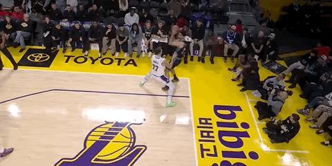 东契奇真大度啊！

首节6分08秒，东契奇积极的防守将持球的阿尔达玛逼入了底角，