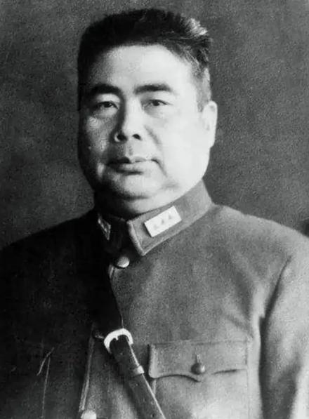 1928 年冯玉祥闲暇之时，换上布衣走到街头摆摊，现场书写对联字画售卖，不表明自