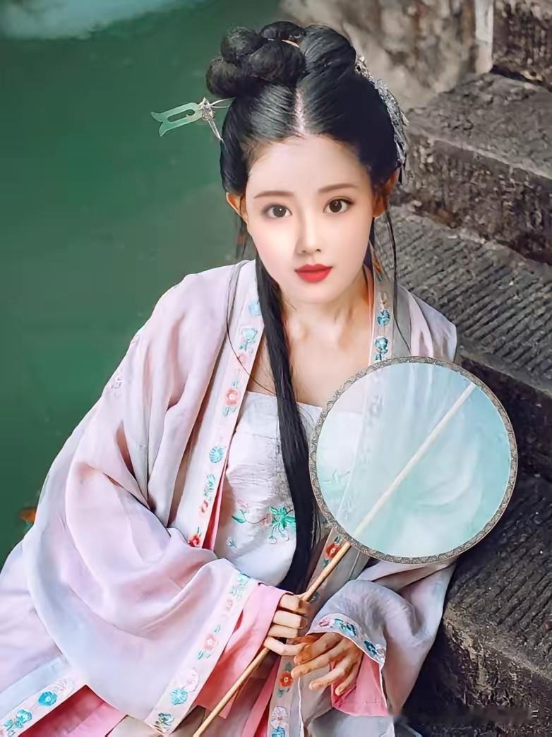 捣练子·绿湖
碧水漾，柳丝垂，
玉女临阶意欲题。
风过一堤翠影动，
满湖清绿醉如