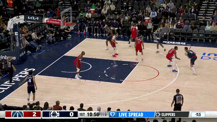 在今天快船主场迎战奇才的比赛中，发生了让人热泪盈眶的一幕。当时比赛进行到了第一节