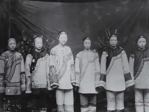 清朝皇宫那些正史不载的规矩：宫女不能仰睡，太监鞋里塞苍耳。
 
《清史稿》等官方
