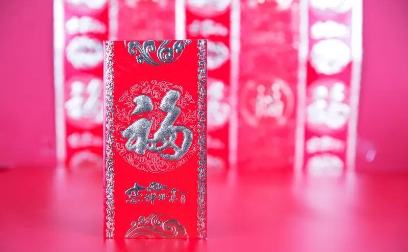 婆婆攥着那个红纸包，指节都捏白了。
你一把抢过塞回她兜里：“亲母子，算什么账？