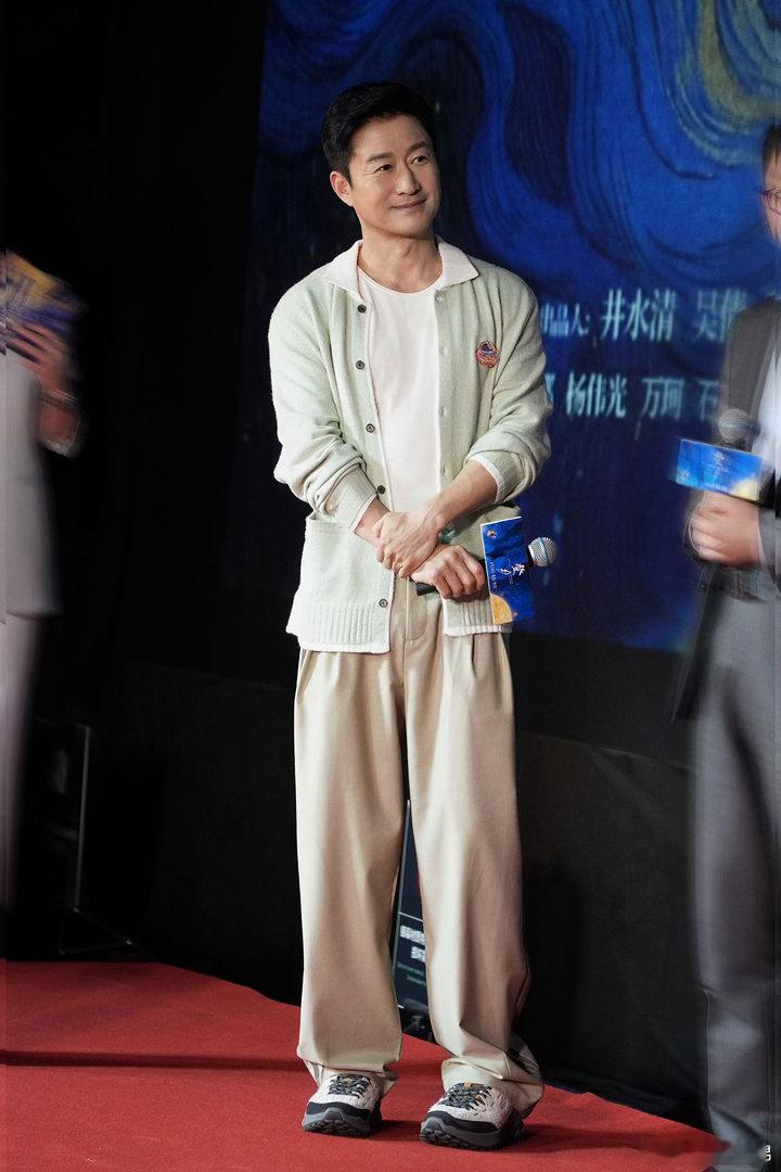 谢楠吴京活动合体 谢楠主持吴京电影首映纪录电影《登月》首映现场，吴京谢楠合体亮相