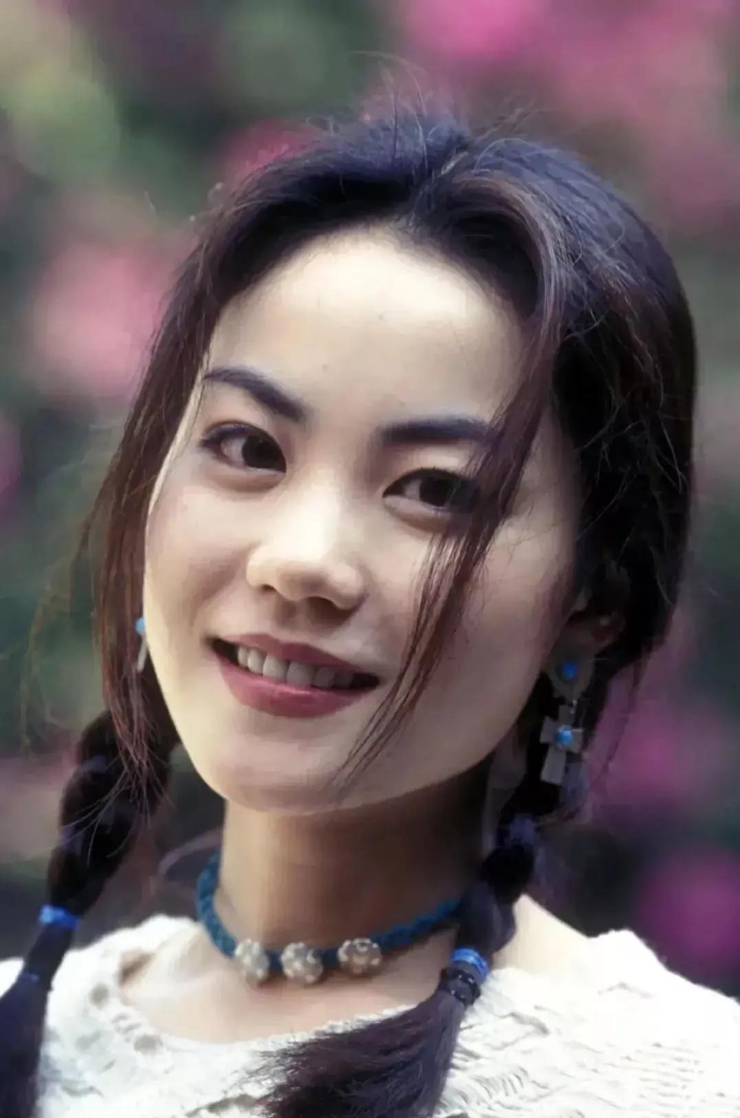 王菲太美了，怪不得谢霆锋对王菲着迷！年轻时的王菲穿镂空白毛衣配麻花辫，甜美可人，