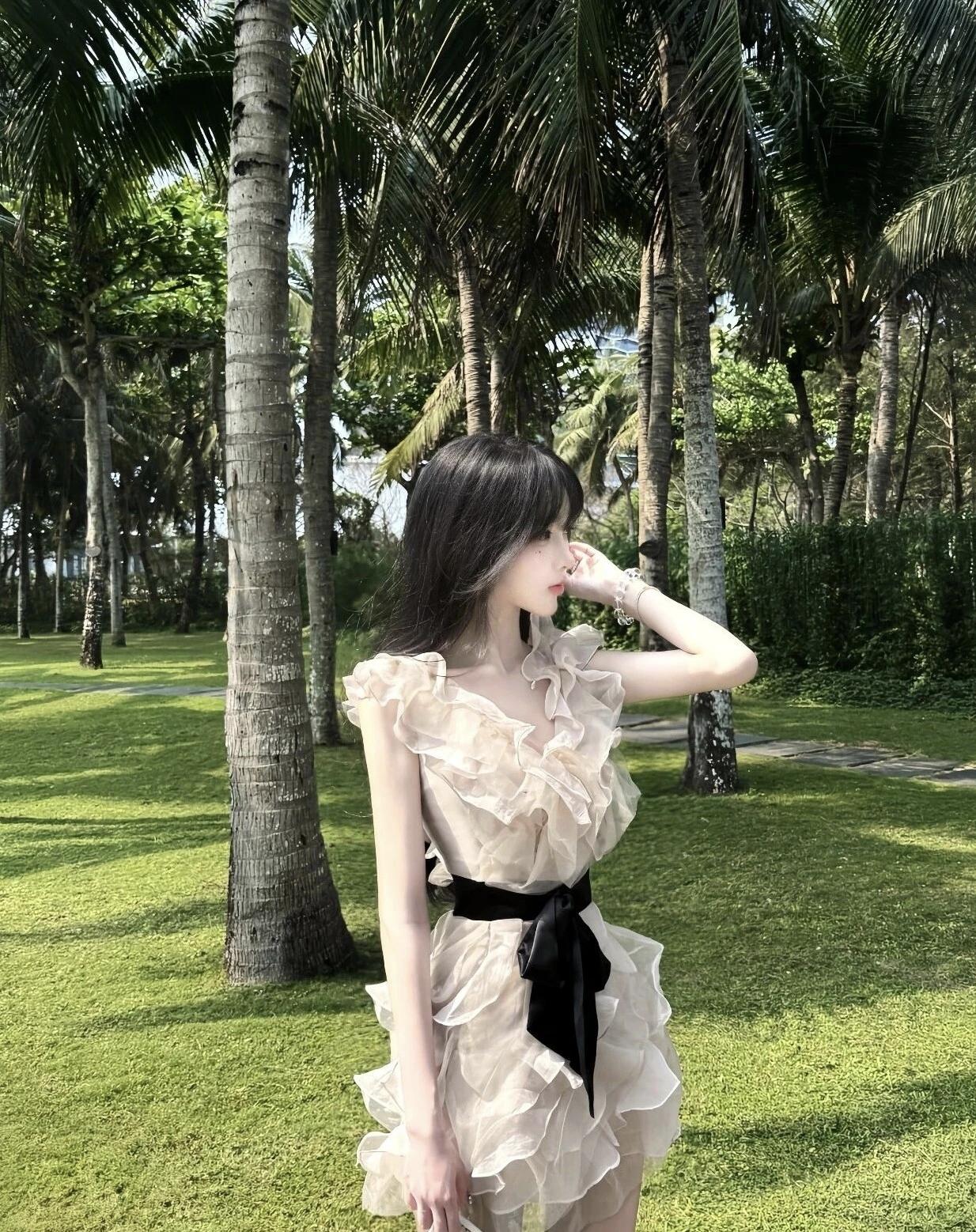 夏日热带风，轻纱裙摆，微风拂面，少女情怀