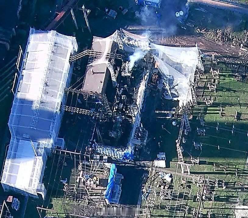 乌克兰扎波罗热铁矿石厂变电站遭到俄军自杀式无人机袭击而受损的照片，覆盖的防无人机