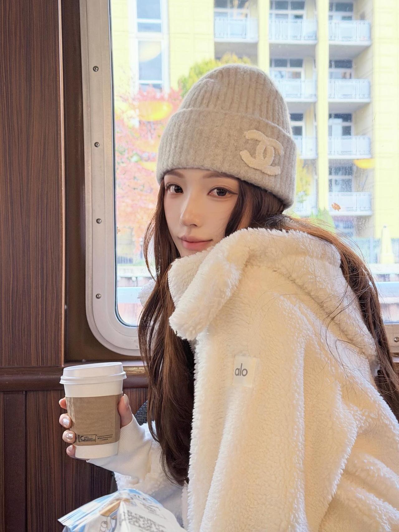 秋日暖阳下，手捧咖啡，温暖时光。温柔咖啡时光