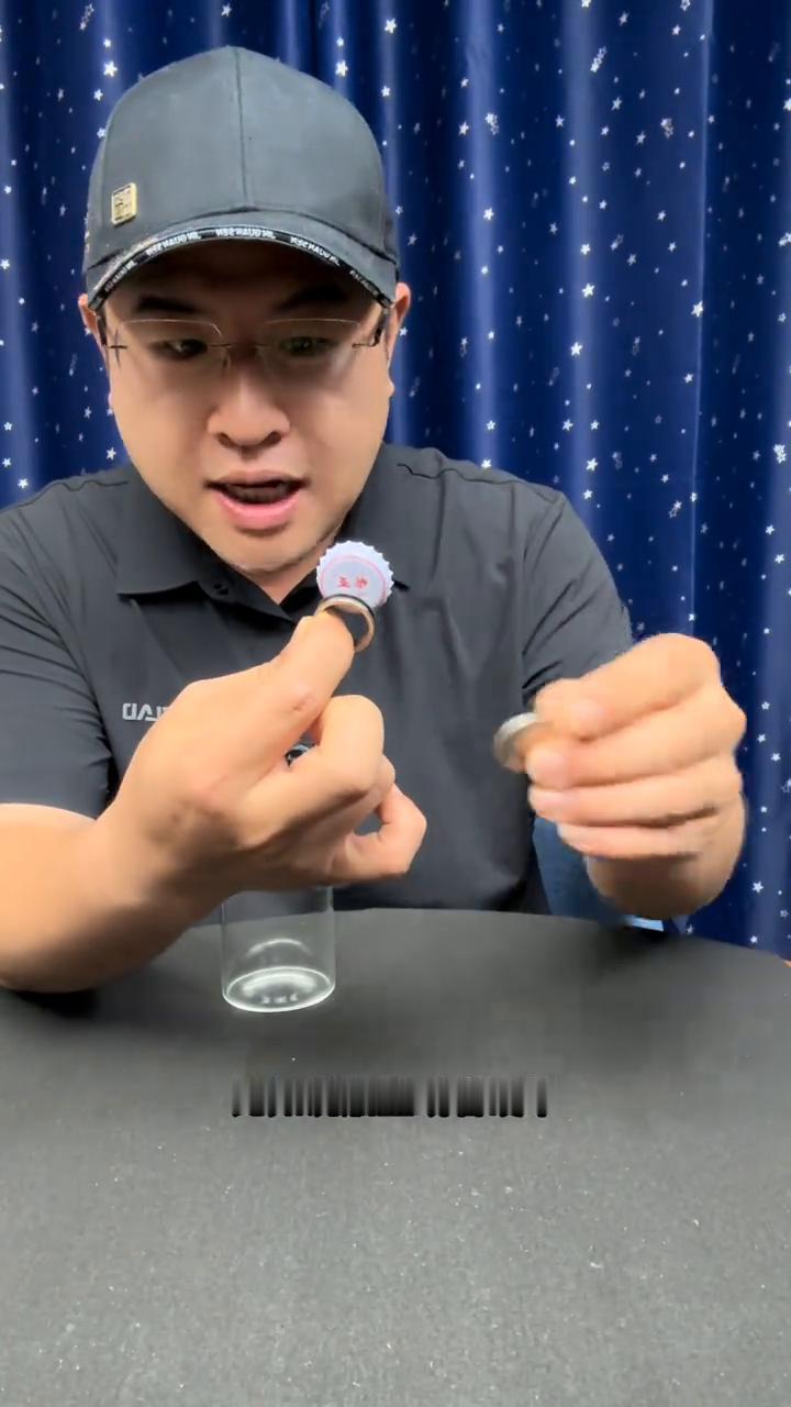过节吃饭露一手，给老爸变魔术。
教你一招，聚会聚餐的时候在饭桌上跟朋友露一手，会
