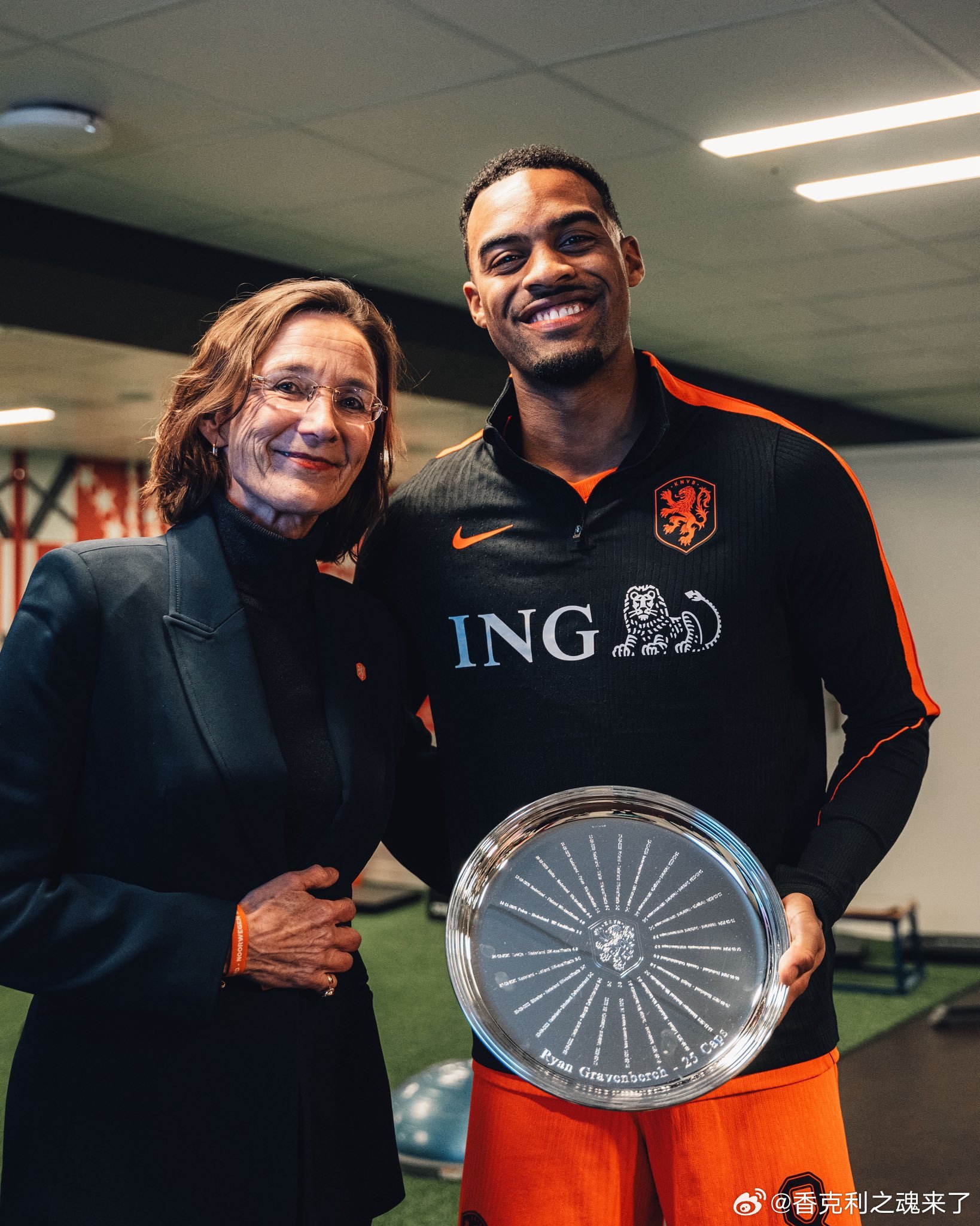 格拉文贝赫获得代表荷兰国家队的25场盘子  利物浦荷兰队