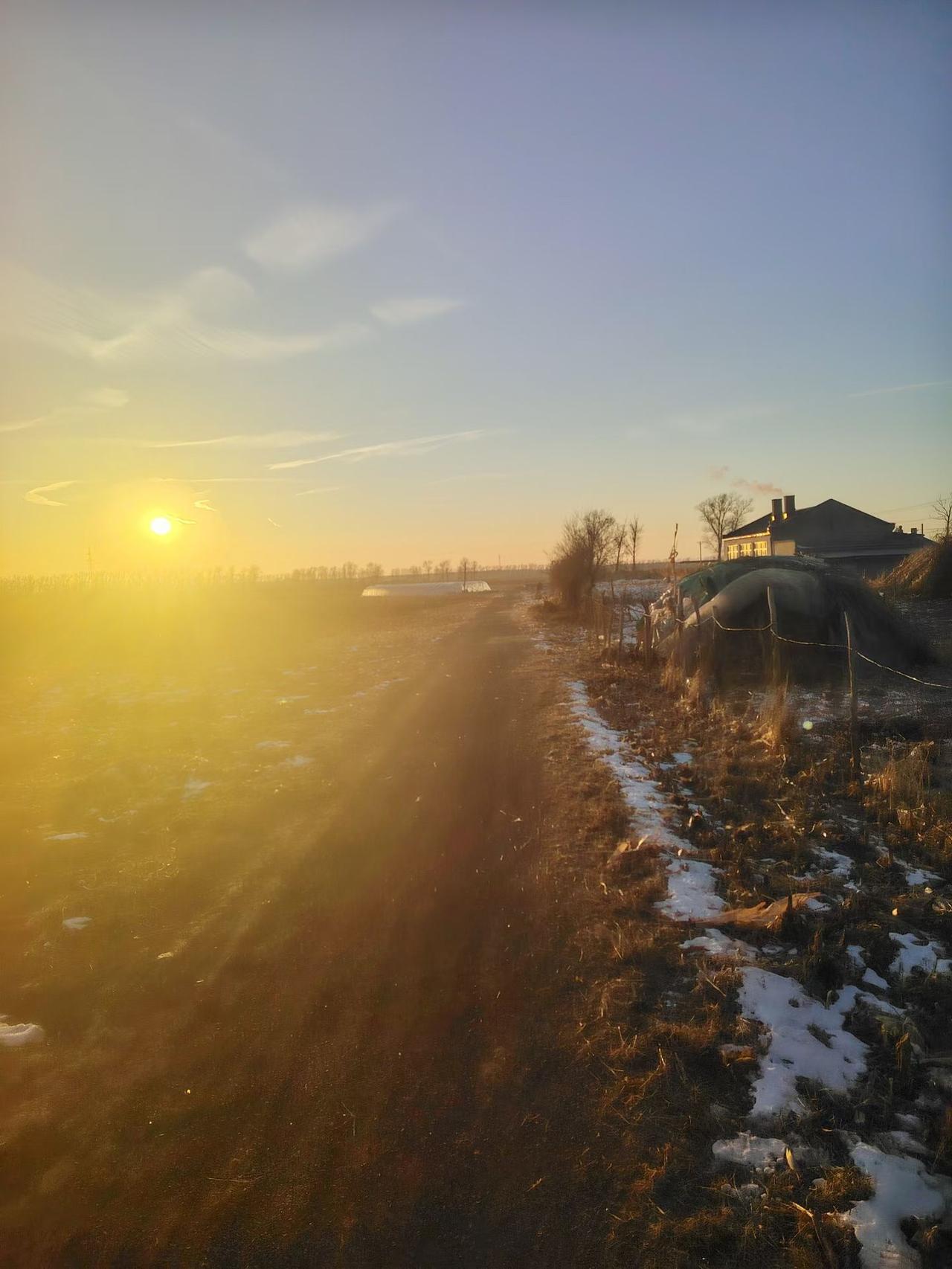晒图笔记大赛夕阳山外山！笼罩乡村间！多年踪迹走风烟！寒潮送旧年！昔日村边落花观！