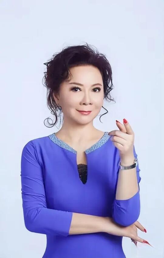 一次，蔡明打车，司机问她:“你今年还上春晚吗？”蔡明回答说:“不，我不...