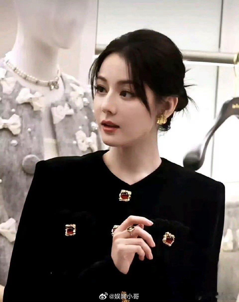 这一嗓子热情似火点燃全场！与热巴同框，氛围甜到心坎。她魅力四射，期待未来更多同框