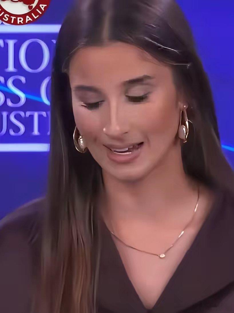 澳大利亚著名女性主义活动家香奈儿·康托斯指出，现在世界各大社交平台中，男权内容泛