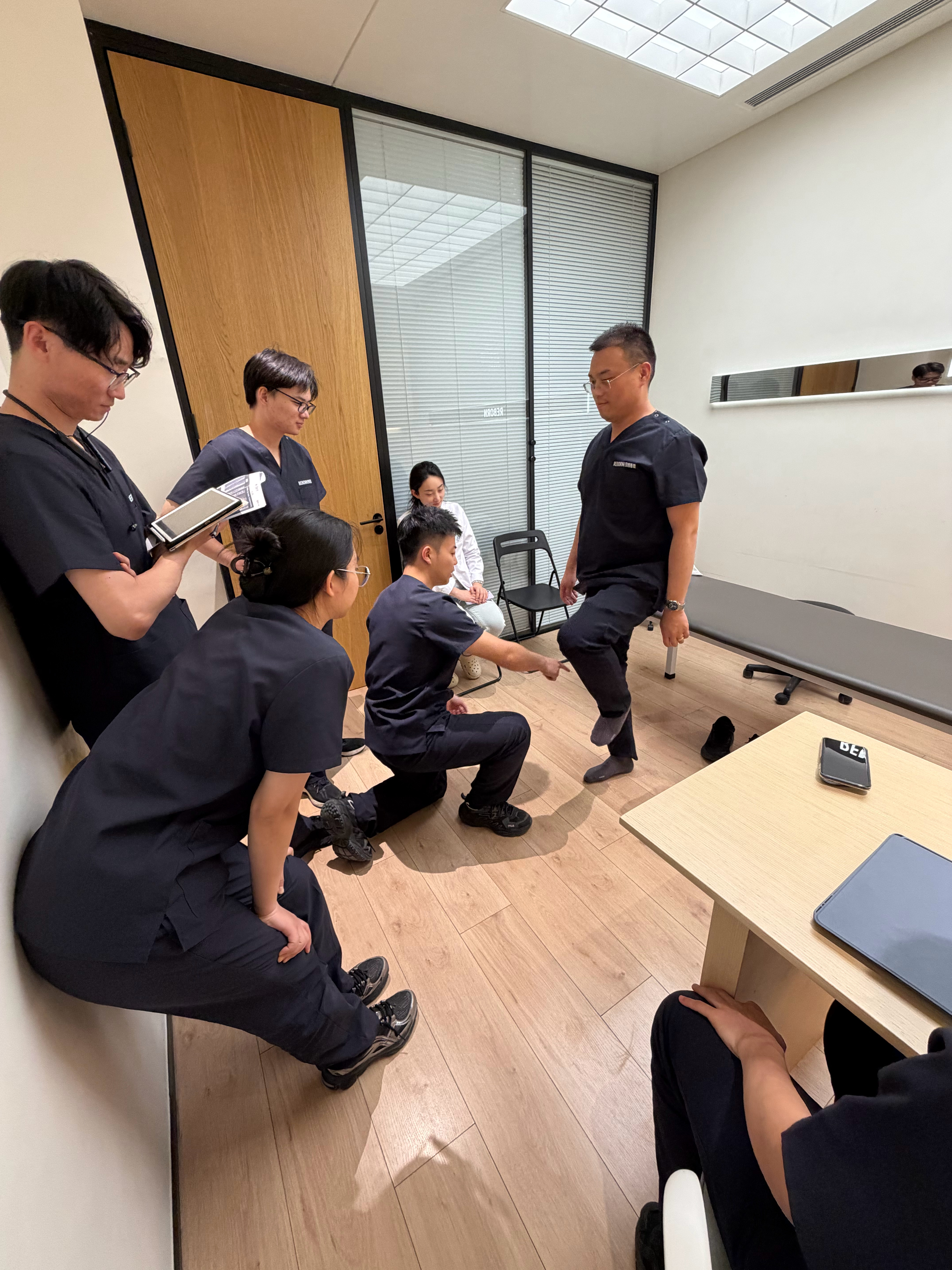 北京奥森店的康复技术探讨中，赵老师带我们的运营同事做训练所以，在康复中心上班的好