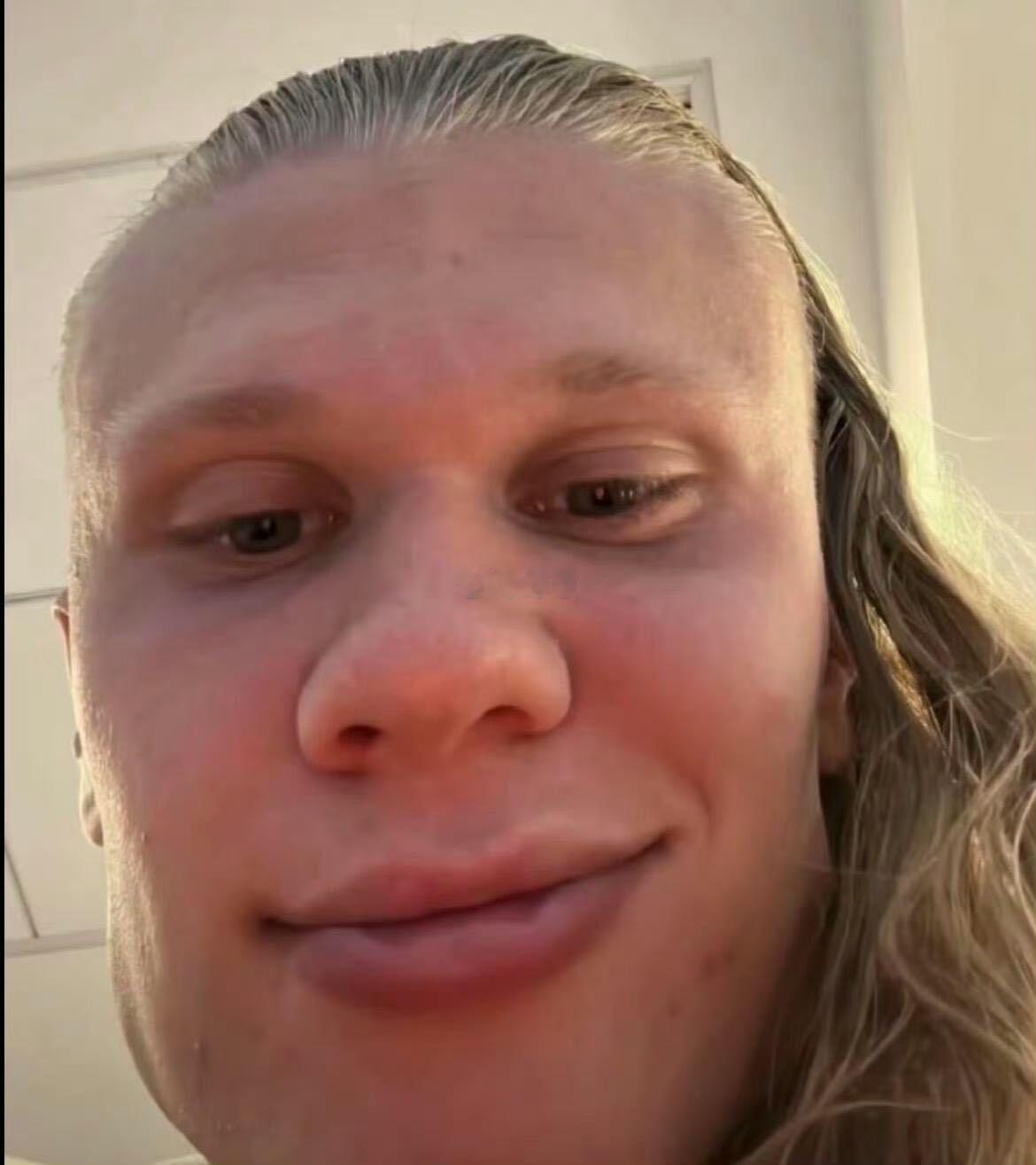 哈兰德说我是男女混血真的被哈兰德圈粉，大家灵魂提问他不恼不怼，一句爸妈分别男女完