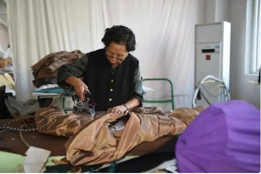 96岁诚信奶奶10年还清2077万巨债，一句话戳醒无数现代人：背可以驼，腰不能弯