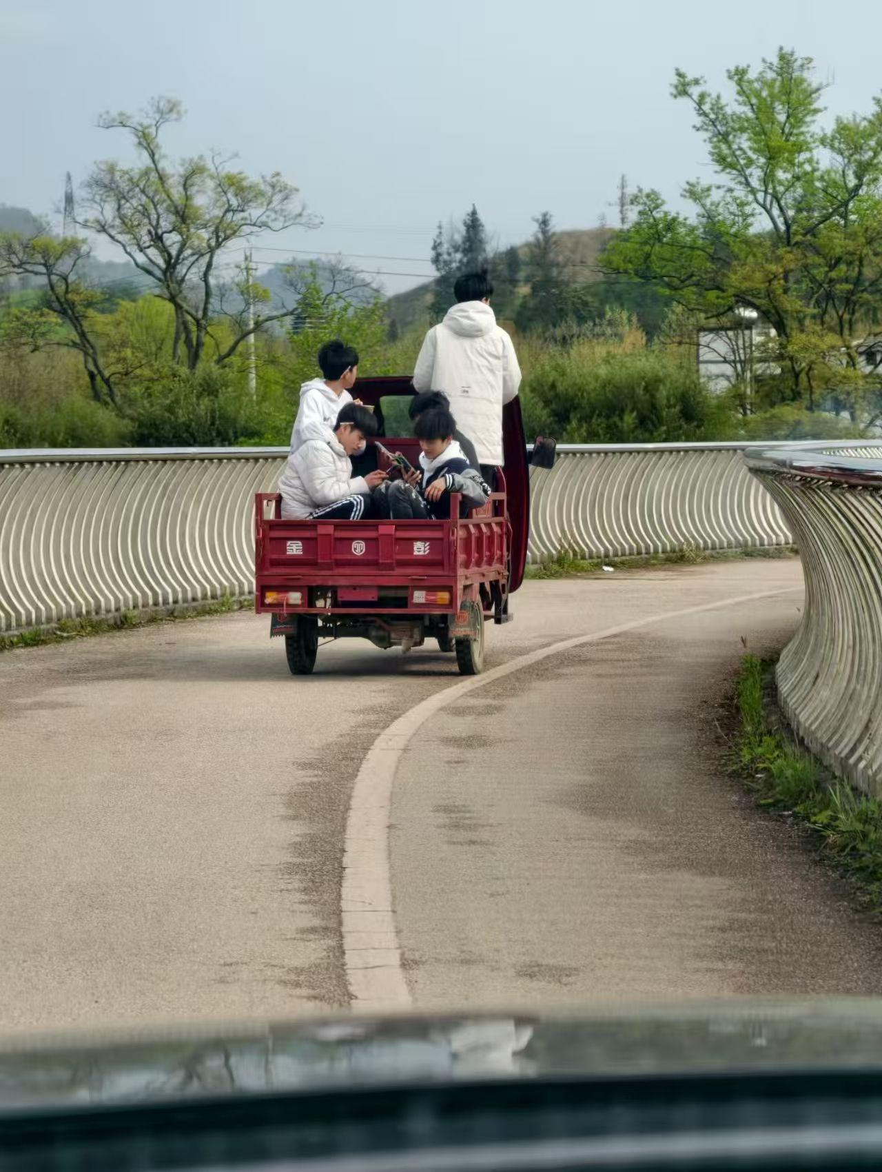 感觉他们在三轮车上比我开心的多啊……确实不似少年游啊！人生在世，你悟到什么道理