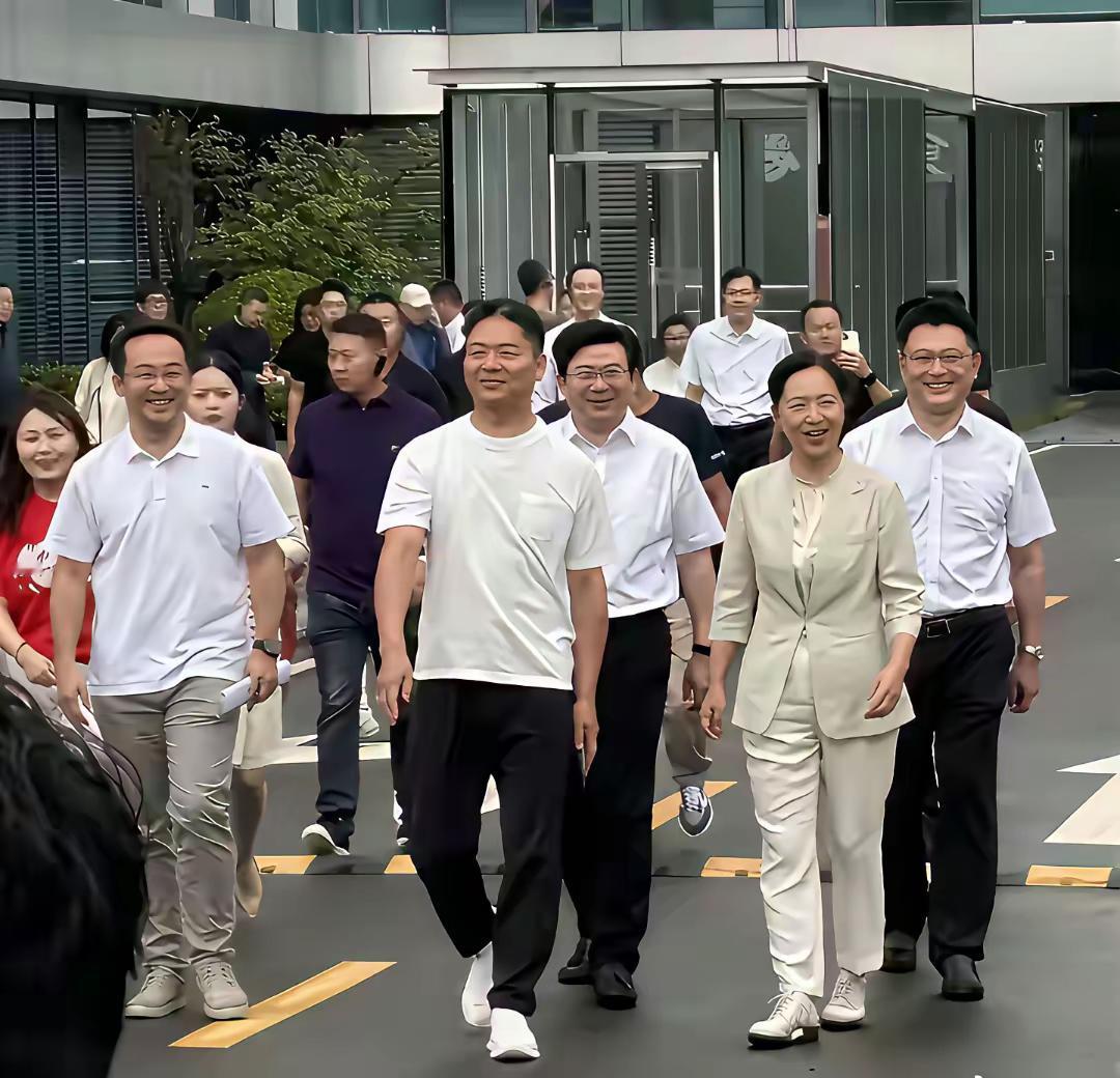 东哥旁边是不是市里的一把手