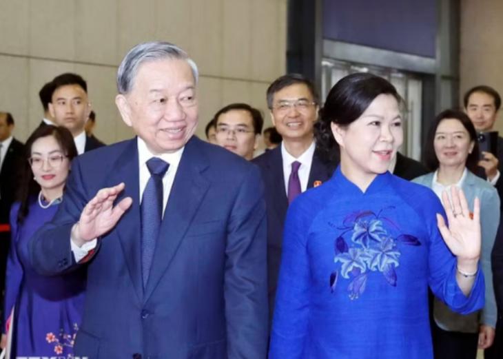 苏林回国火车刚开动就变天？
 
谁也没想到，越南苏林前脚刚登上返回河内的专列，中