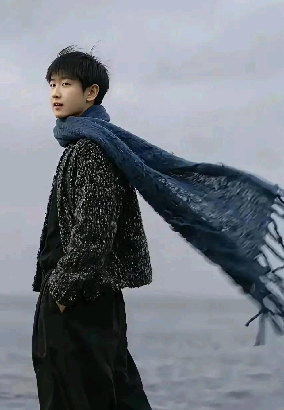 海边的风把围巾吹得飘起来，莎莎手揣兜里这范儿也太足了，装酷的小模样还怪可爱的，这