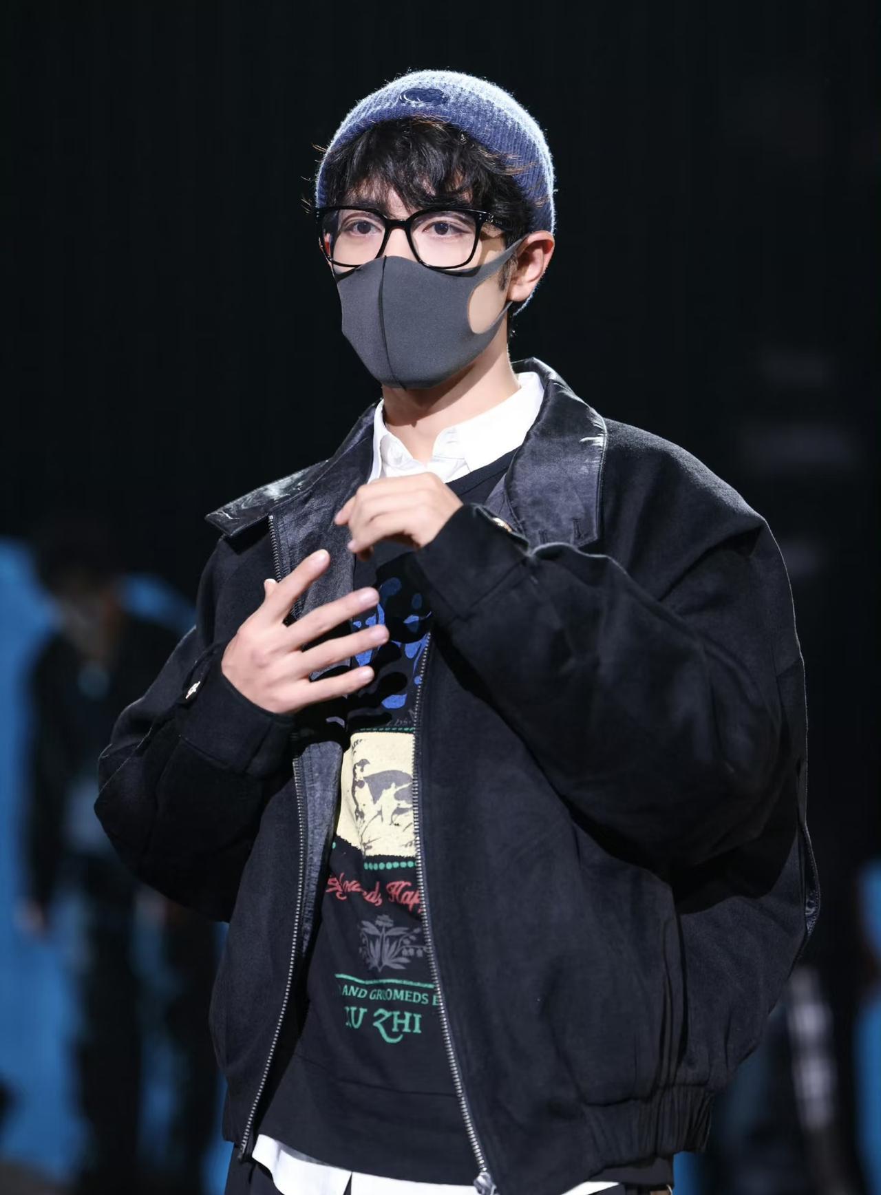 肖战又把剧组干懵了！
《玉骨遥》开拍前，他竟提前两月就扎进武馆，每天狂练四小时以