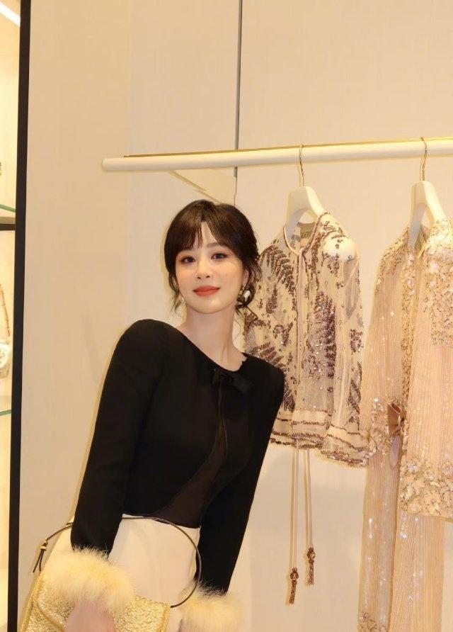 杨紫超话杨紫一起去赶海吧 最动人的年华中 你是我千回百转的挚情.𝓘𝓷 𝓽?