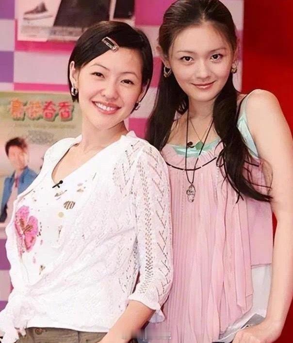 小S发了和大S握紧手掌的照片，小S晒出姐妹一起牵手的照片，她回忆姐姐与自己对话的