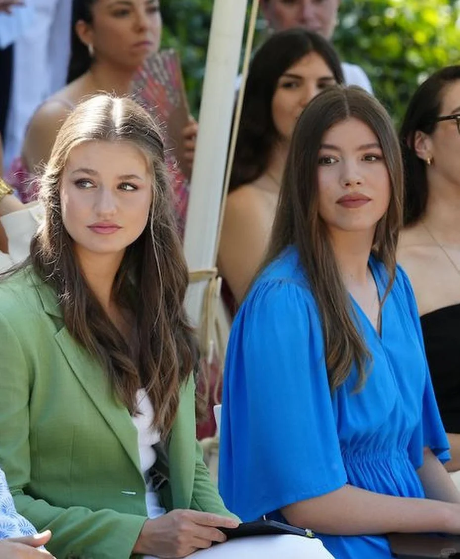 波旁姐妹花穿衣好清爽，诺拉绿西装满分💯