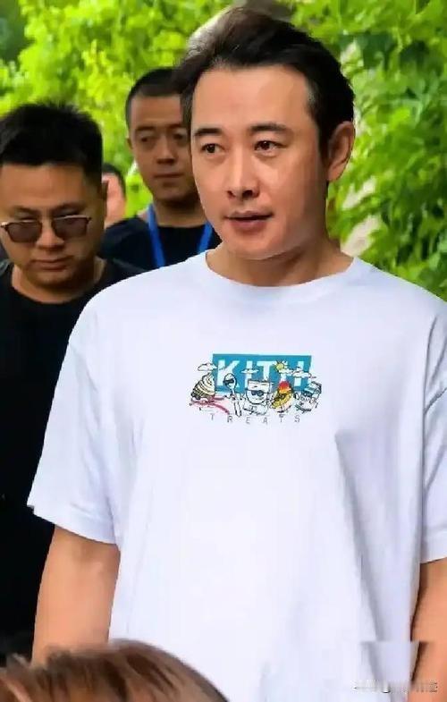 媒体拍到的罗晋，只是一位44岁的中年男人最真实的样子而已，没什么大惊小怪的！
很