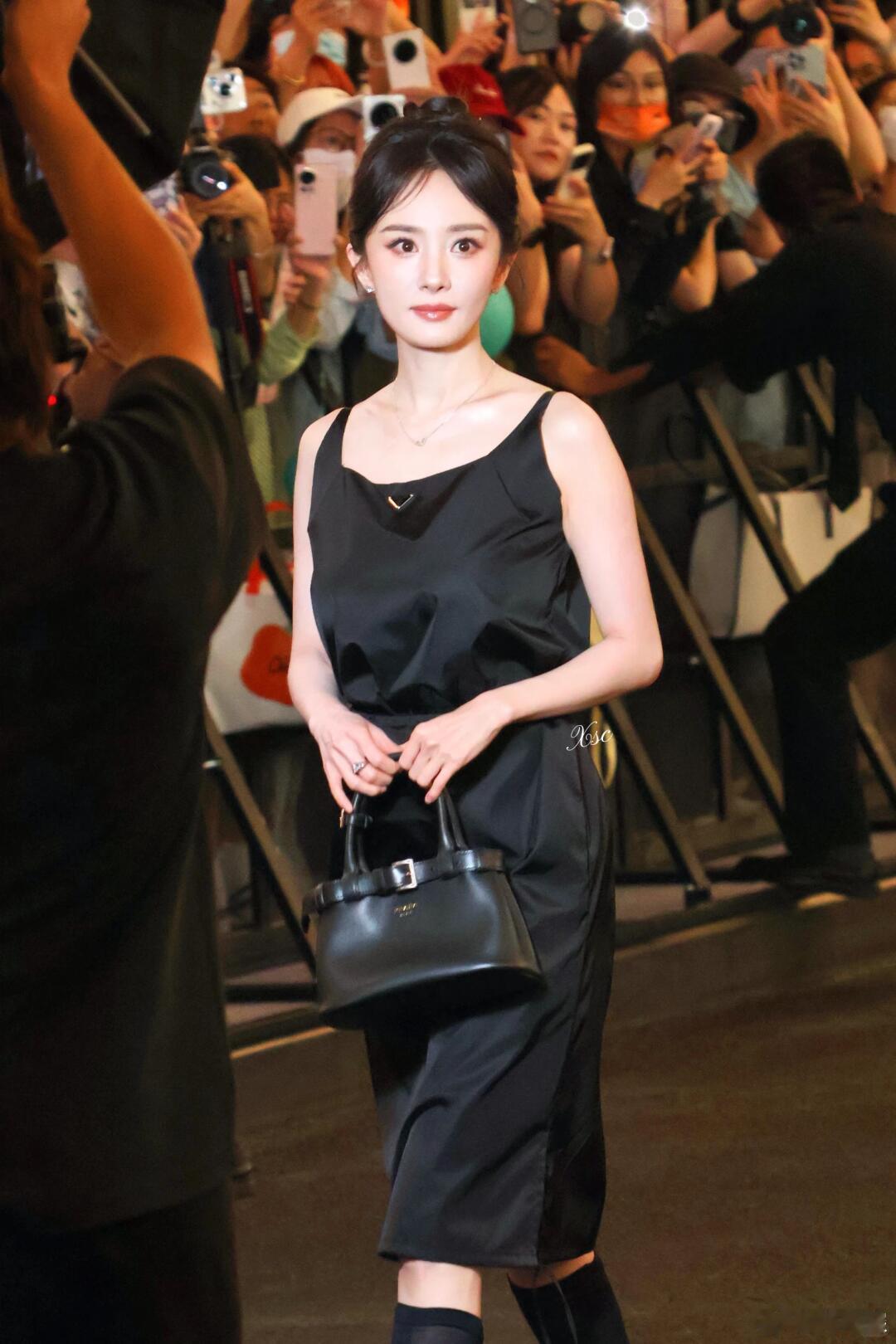 Prada深圳湾万象城精品店从不让人失望！杨幂穿Prada自带高光，可盐可甜，状