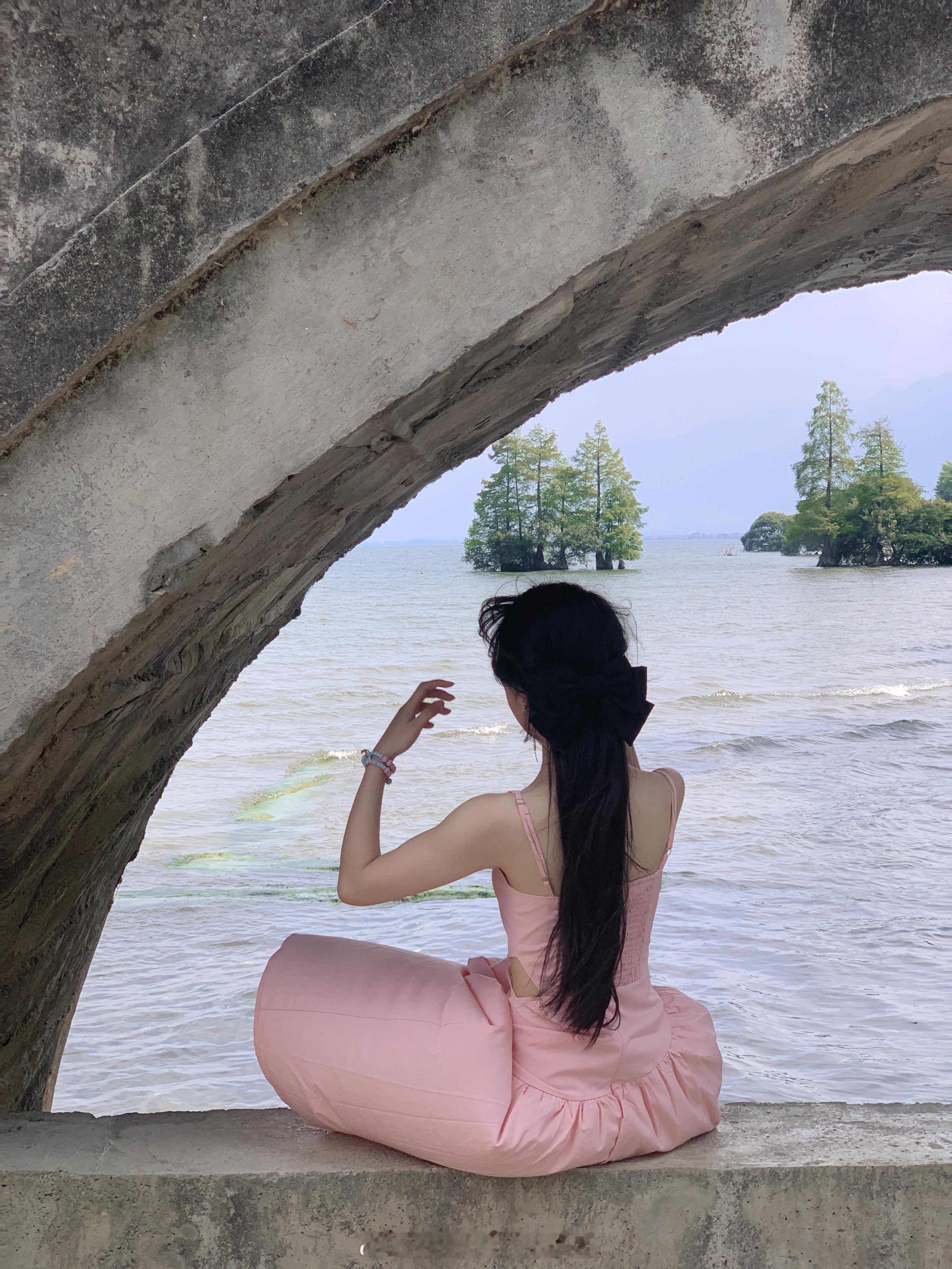 蓝天、白云、大海 🌊还有被风吹起的发丝和裙摆🫧 ​​​