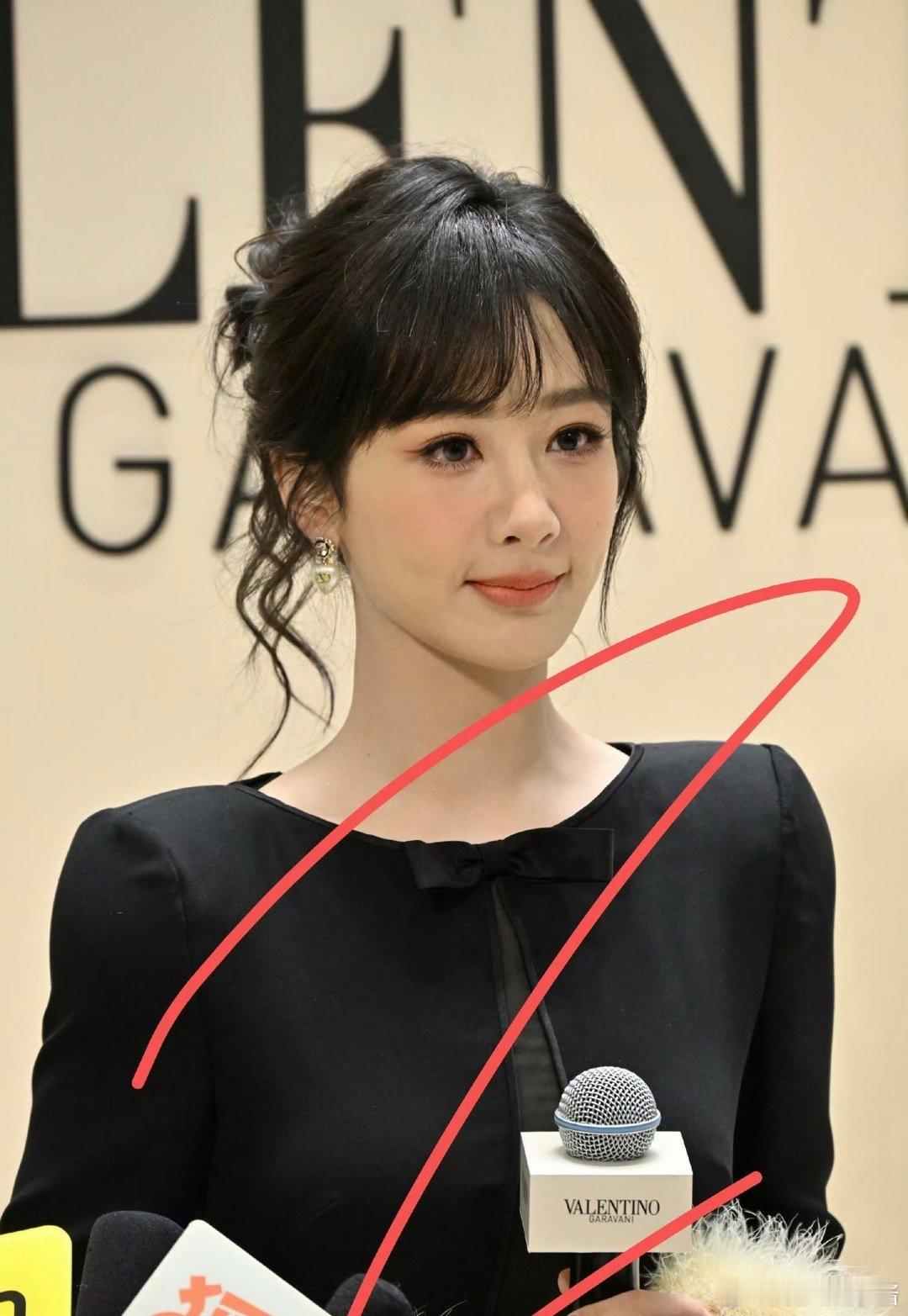 杨紫、迪丽热巴今日线下活动图谁赢了 