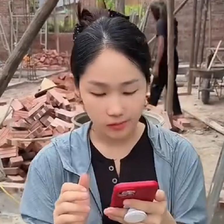 胡子叔叔在小松的工地干活，不计较小松送给他开多少钱工资？小松说，这有几天没有给胡